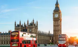 London Big Ben and traffic on Westminster Bridge