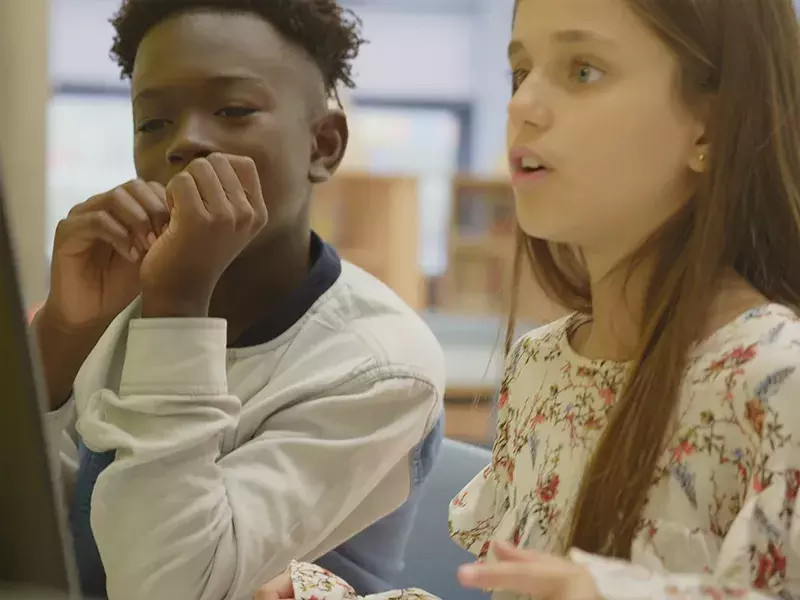 Supporting teachers in disadvantaged schools 2 children in a classroom